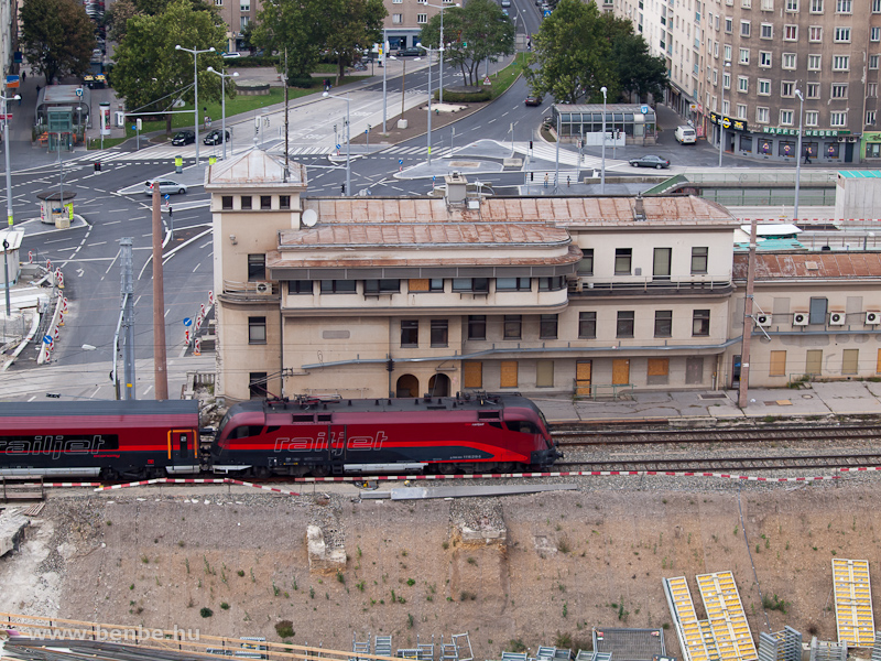 A 1116 219-5 railjet-vonattal a Sdbahnhof rgi Stellwerkje előtt fot