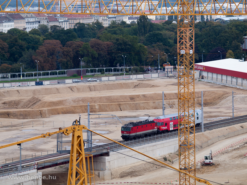 A 1144 203 egy vezérlőkocsival Bécs Főpályaudvaron fotó