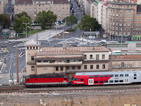 A 1144 203 egy vezérlőkocsival Bécs Főpályaudvaron