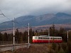 A 405 952-3 pályaszámú fogaskerekű motorkocsi ereszkedik Csorba állomás felé a közút fölötti felüljárónál