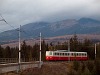 A 405 952-3 plyaszm fogaskerekű motorkocsi ereszkedik Csorba lloms fel a kzt fltti felljrnl