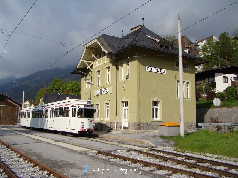 A white car at Fulpmes terminus photo