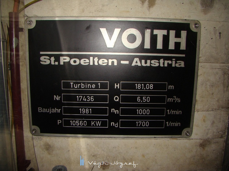 kép A turbina teljesÃtmény adatai. Az 1981-es gyártású turbina teljesÃtménye 10560 kW, ami bizony nem sok. A két turbina együttes teljesÃtménye kb. 3, a Brenneren felfelé kapaszkodó mozdony energiaigényét fedezi, a többi energiát a lefelé visszatápláló mozdonyok adják. (nem elhanyagolandó mennyiség!) fotó