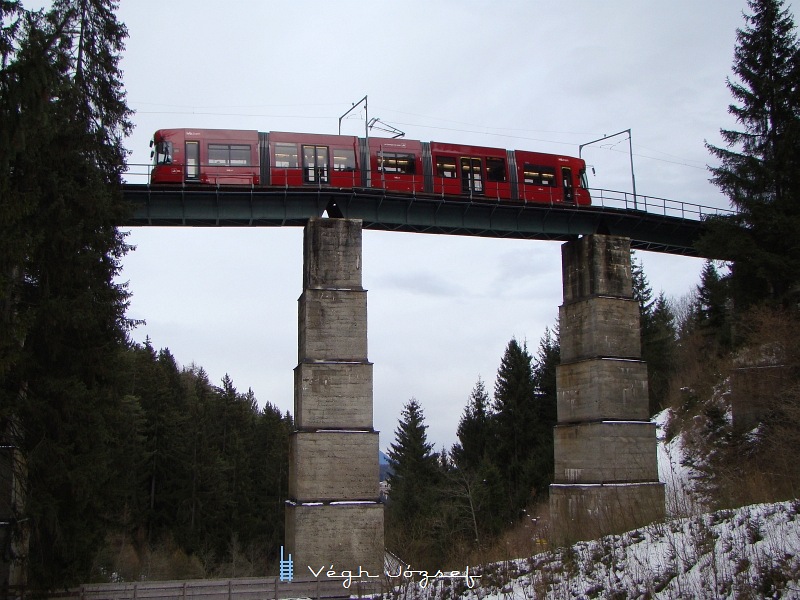 A Bombardier villamos a Mutteri alagtbl kirve thalad a Mhlgraben viadukton. fot