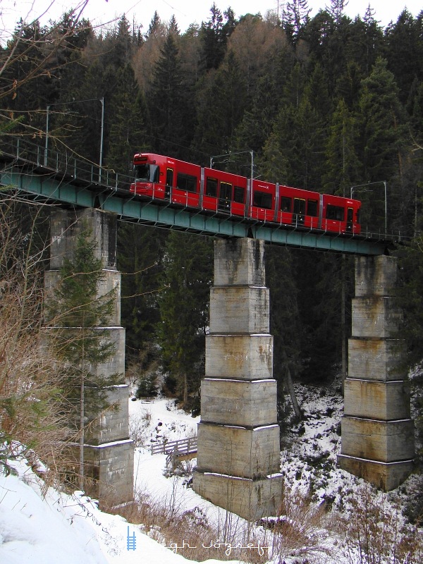 A völgyhíd egy más nézőpontból. Alul jól látszik a patakon áthaladó és a vonalat kísérő turistaút gyaloghídja fotó