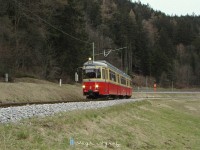 A komoly emelkedőn meglepően frgn kapaszkodik fel a villamos,  mg őszi,  csuszs krlmnyek kztt is