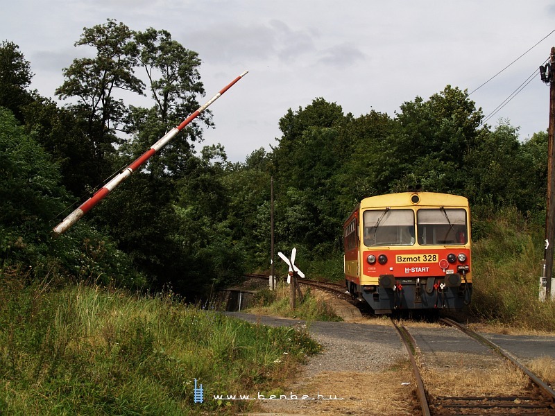 The Bzmot 328 at the train-crew operated road-rail level crossing photo
