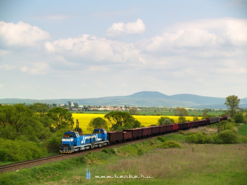 The 736 007-6 and 736 014-2 between Holisa and Lucenec photo
