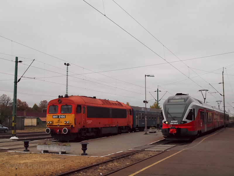A MÁV-Trakció M41 2166 és a MÁV-START 5341 016-3 Eger állomáson fotó