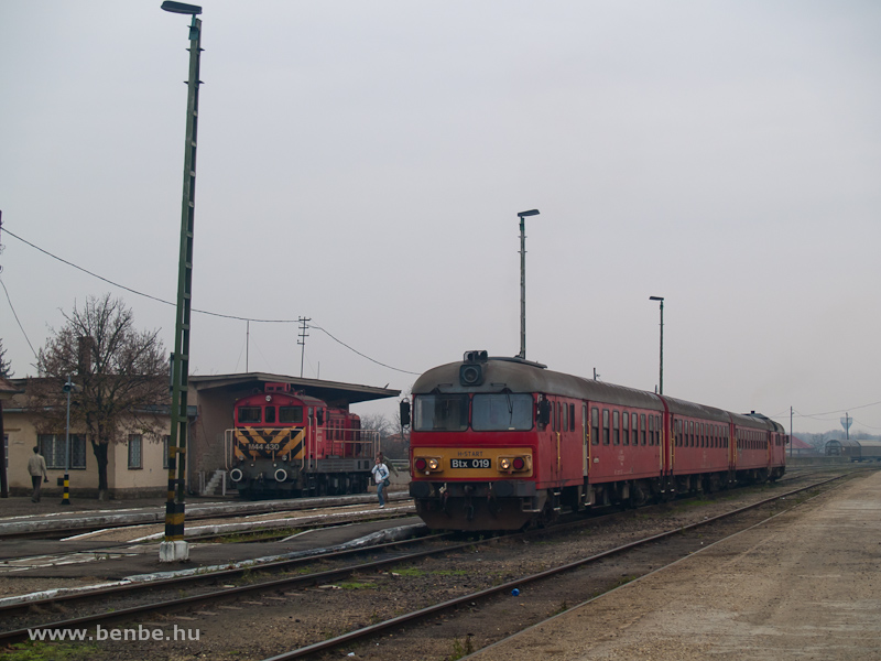 Btx 019 és M44 430 Vásárosnamény állomáson fotó