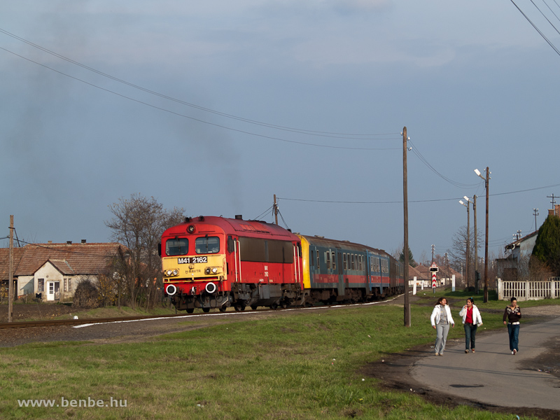 This Zajta-Budapest weekend direct train is one of the longest routes of a regular train in Hungary (apart from the bath trains from every part of the country to the Balaton lake) and is transporting people who live in the distant villages of Szatmár and work at Budapest, some 350 km away. The first part of its journey on the Zajta-Fehérgyarmat line is a real rarity: the original Fehérgyarmat-Szatmárnémeti (Satu Mare, Romania) railway is now mostly lacking traffic, as only a few Bzmot railcars run on it between Fehérgyarmat and Zajta, the ongoing line to Romania is removed. The train was probably named after the people working in the heavy industry who were often black from coal and oil, but some say that the old Bhv cars that used to have a black livery were rarely seen in this less developed area and the locals named the train after these cars. picture