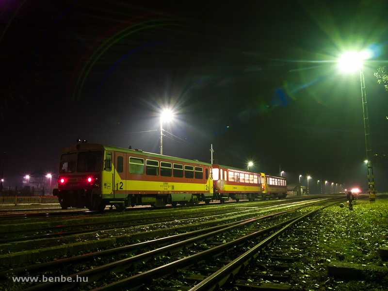 Vonatkereszt Nagykllban: Bzmot 363 Nyregyhza-Mtszalka szemlyvonattal az jszakban fot