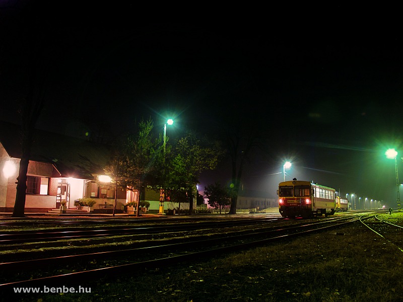 Vonatkereszt Nagykllban: Bzmot 316 Mtszalka-Nyregyhza szemlyvonattal az jszakban fot