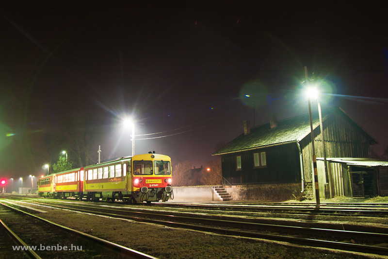 Vonatkereszt Nagykllban: Bzmot 217   Nyregyhza-Mtszalka szemlyvonattal az jszakban fot