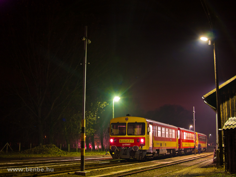 Vonatkereszt Nagykllban: Bzmot 217   Nyregyhza-Mtszalka szemlyvonattal az jszakban fot