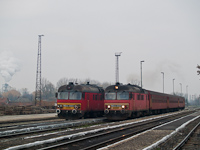 The MDmot 3003 and MDmot 3025 at Vásárosnamény station