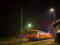 Trains passing by: Bzmot 217 at Nagykálló at night