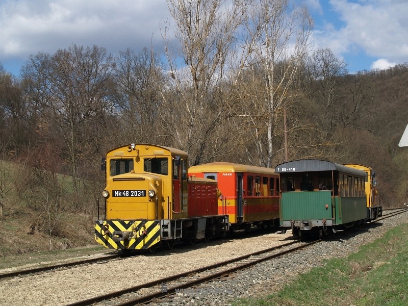 Mk48 2031 és 2014 Hártókút (régen Krónikás) állomáson fotó