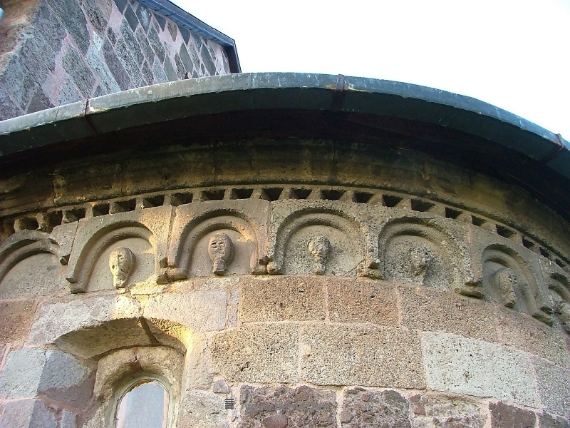A nagybrzsnyi Szent Istvn-templom az apszist kvlről vigyz jellegzetes frfiarc-faragvnyokkal fot