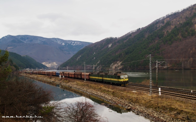 The 131 054-9 with a freight train of self-unloading cars at Kerpelny (Krpel any) photo