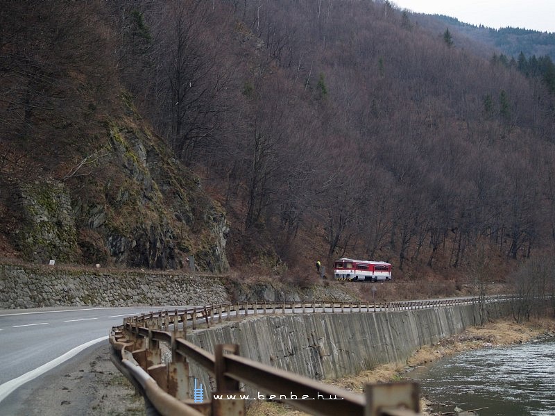 The 813 013-0/913 013-9 before Vgkirlyhza (Kral ovany) at the canyon of the rva (Orava) river photo