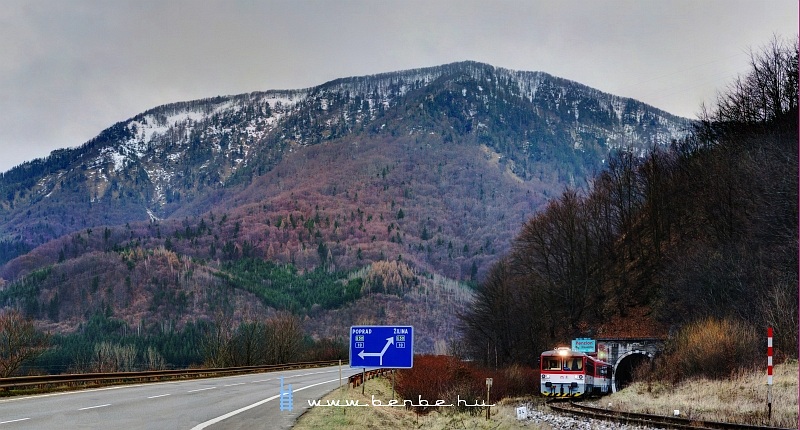 [GIGAPAN] The 813 013-0/913 013-9 before Vgkirlyhza (Kral ovany) in the tunnel (giant panorama) photo