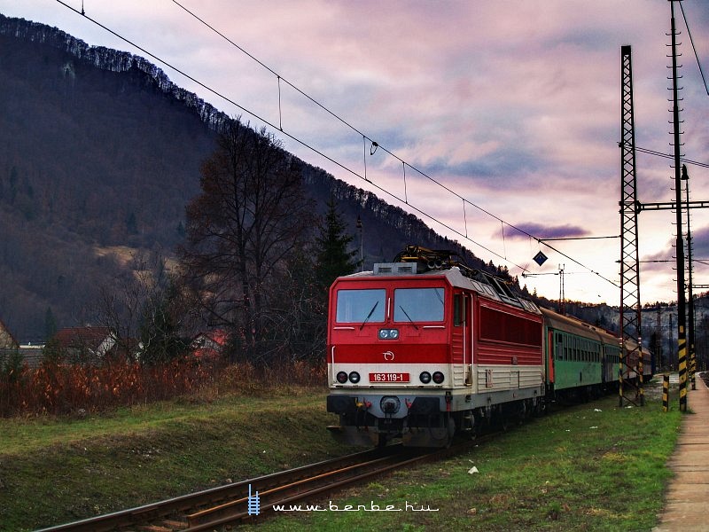 The 163 119-1 at Vgkirlyhza (Kral ovany) station photo