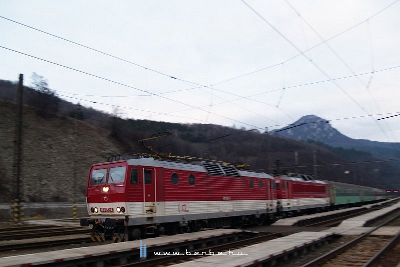 The 163 052-4 at Vgkirlyhza (Kral ovany) station photo