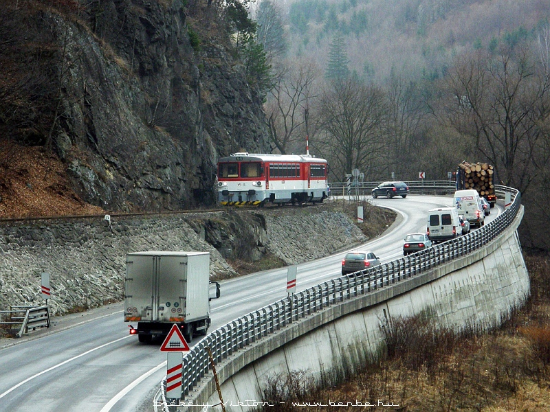 The 913 014-7 in the narrow valley of the Orava river photo