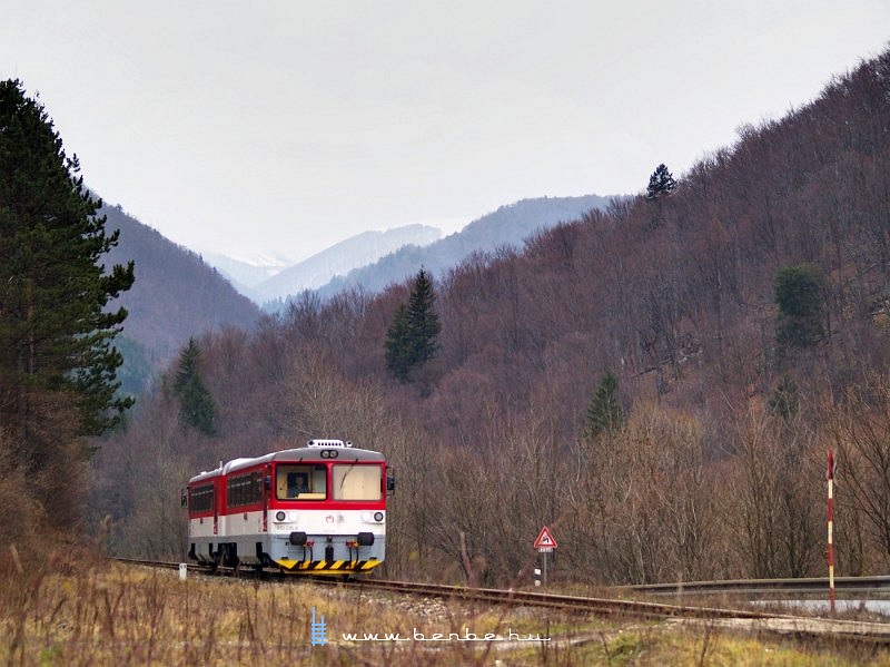 The 913 015-4 at the entry signal of Kral ovany photo