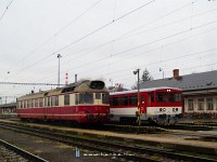 850 018-3 és 811 001-7 Hőlak (Trencianska Teplá) állomáson