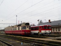 The 850 018-3 and 811 001-7 at Hlak (Trencianska Tepl) station