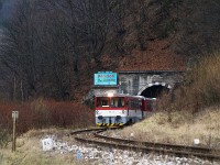 The 813 013-0/913 013-9 before Vágkirályháza (Kral ovany) in the tunnel