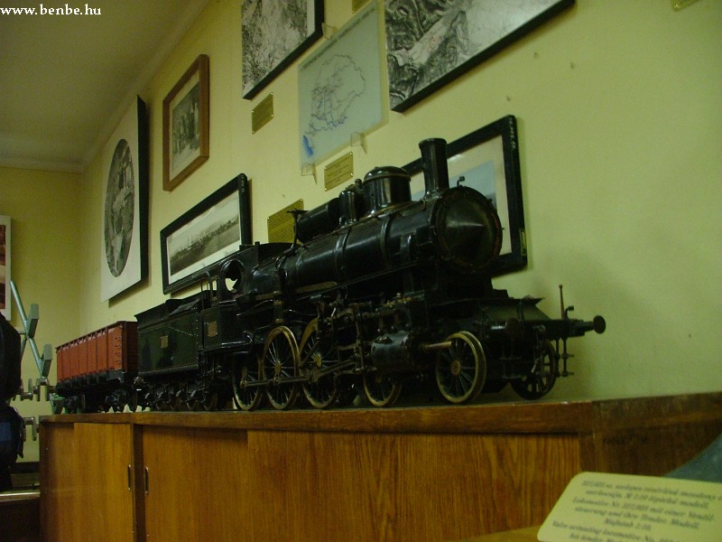 A MV 327 sorozat mozdonynak tanmhelyben kszlt modellje a lillafredi Kohszati Mzeumban fot