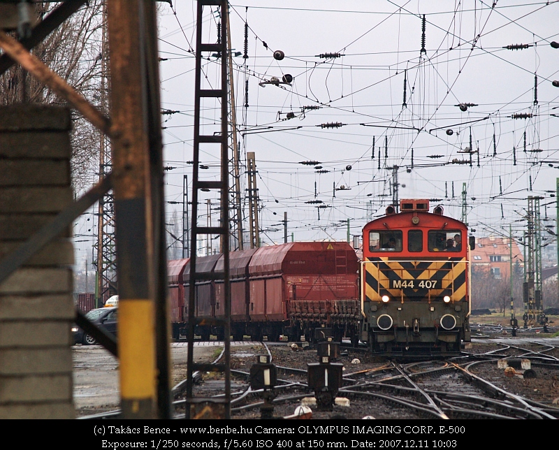 The M44 407 departs from Rkosrendez with a freight train photo