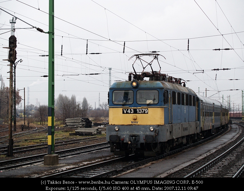 The V43 1379 with a disabled second pantograph at Rkosrendez photo