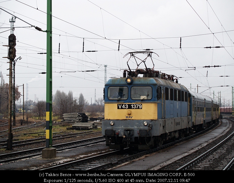 V43 1379 lekötött hátsó sze fotó