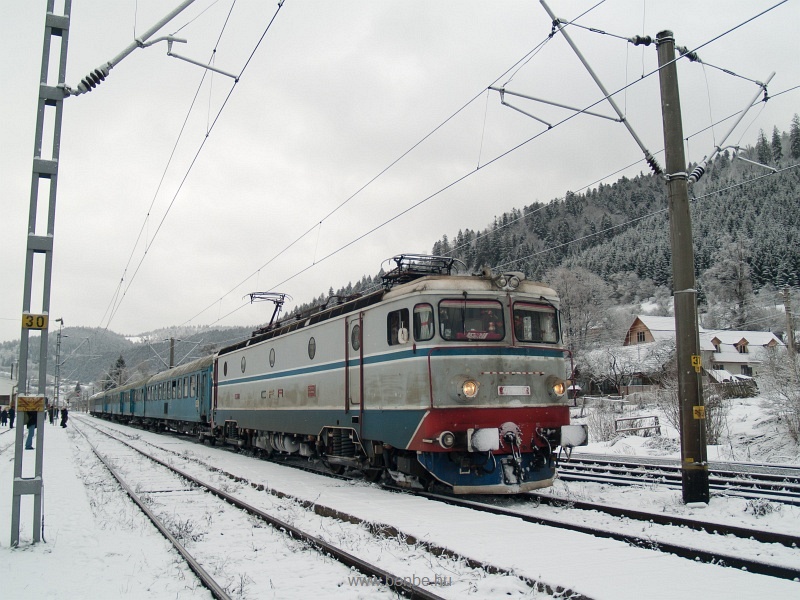 A CFR 40-0801-7 pályaszámú hattengelyes villanymozdonya Palotailva (Lunca Bradului) állomáson fotó