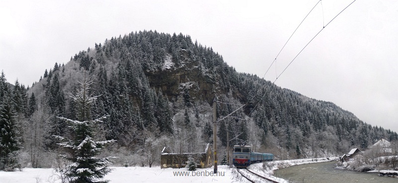 The CFR 40-0295-2 between Palotailva (Lunca Bradului, Romania) and Gődenygra (Stanceni Neagra, Romania) in the Maros-gorge photo