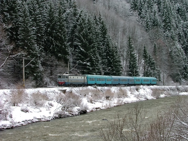 The CFR 40-0295-2 between Palotailva (Lunca Bradului, Romania) and Gődenygra (Stanceni Neagra, Romania) in the Maros-gorge photo