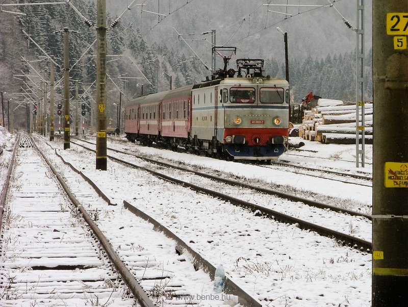 The CFR 40-0801-7 with a fast train from Marosvsrhely (Targu Mures) to Galac (Galati) at Palotailva (Lunca Bradului) photo