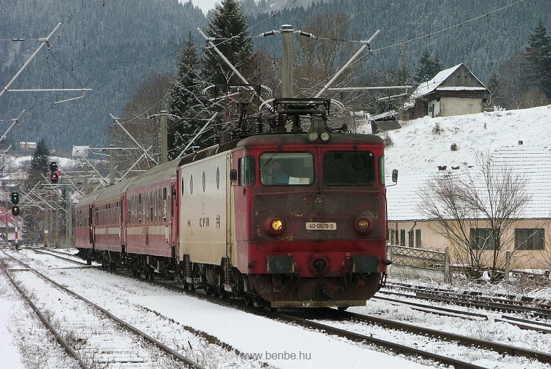 The CFR 40-0879-3 with a fast train from Galac (Galati) to Marosvsrhely (Targu Mures) at Palotailva (Lunca Bradului) photo