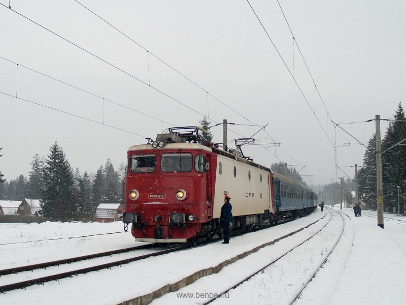 A CFR 40-0752-2 pályaszámú, gyorsvonati színű gépe Marosfő (Izvoru Muresului) állomáson fotó