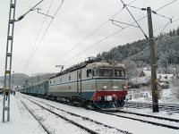 A CFR 40-0801-7 pályaszámú hattengelyes villanymozdonya Palotailva (Lunca Bradului) állomáson