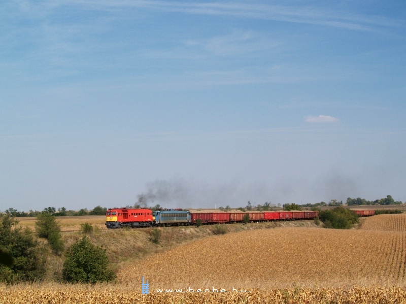 The M62 224 and V63 045 at Nagykarácsony photo