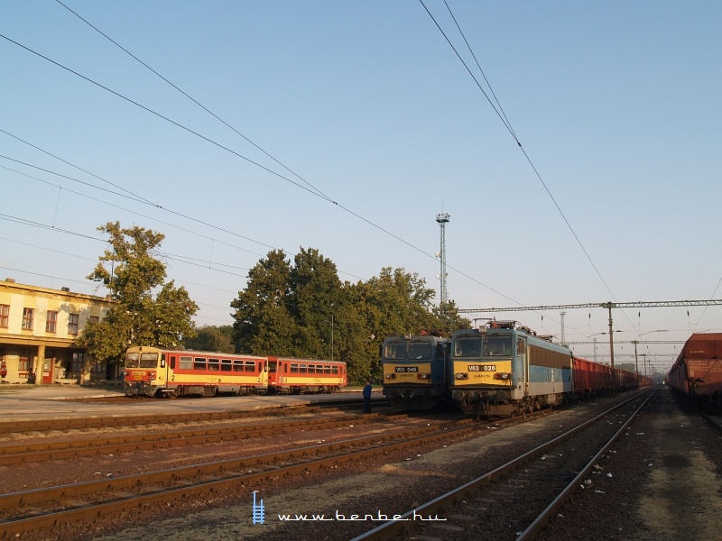 V63 026 s V63 045 Dunajvrosban (a rads pedig Bzmot 327) fot