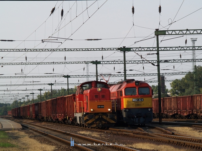 The 438 003 of Dunaferr steel mill and the M62 224 at Dunajvros station photo