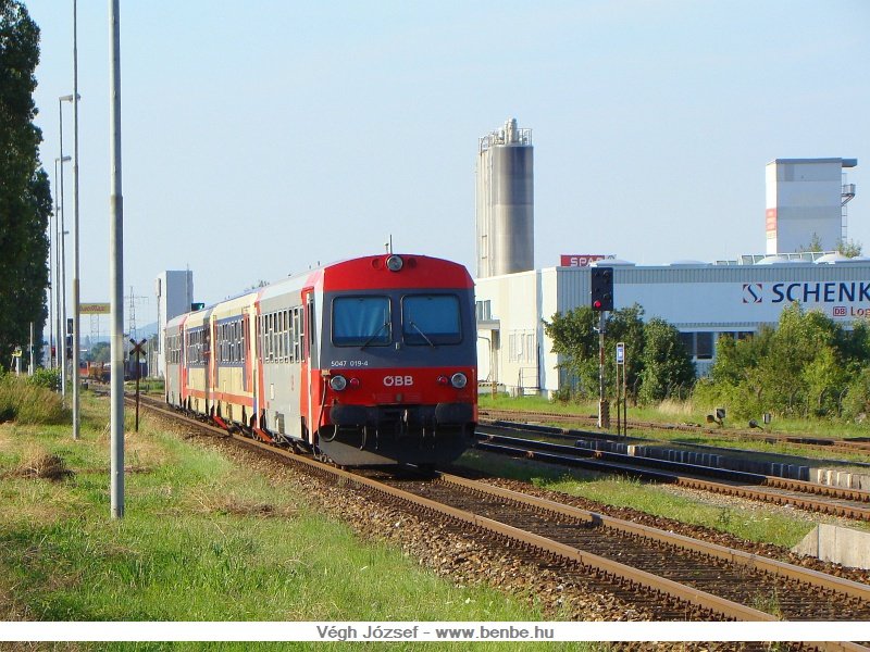 Ngy csatolt 5047-ből ll szemlyvonat, az 5047 019-4 sorszm motorkocsival a vgn fot