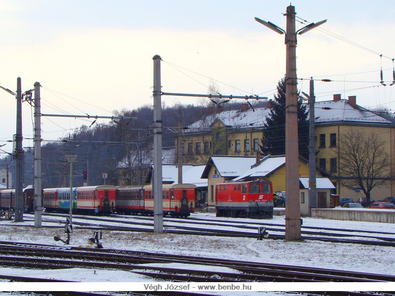A 2095 011-9-es dieselmozdony tolatsi munklatok kzben az Alpenbahnhof plete előtt. Tőle balra az ppen hasznlaton kvli, kiss hanyag llapot szemlykocsik llnak. fot