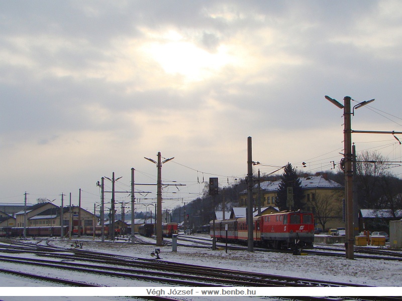 Egy ellenfnyes kp a szorgoskod 2095 011-esről s az Alpenbahnhofrl. fot